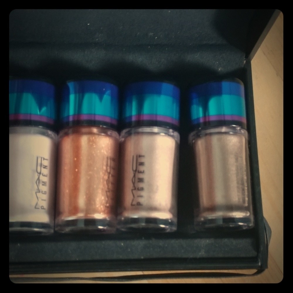 Bnwob Mac irresistibly Charming pigment/glitter